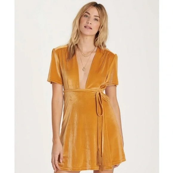 ⚡️BILLABONG • Lush for Life Gold/ Mustard Velvet Wrap Mini Dress • Size … - Picture 2 of 8